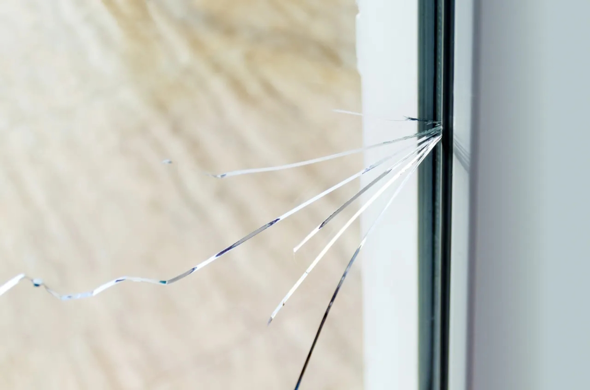 Jak reklamować pękniętą szybę w oknie i uniknąć zbędnych kosztów