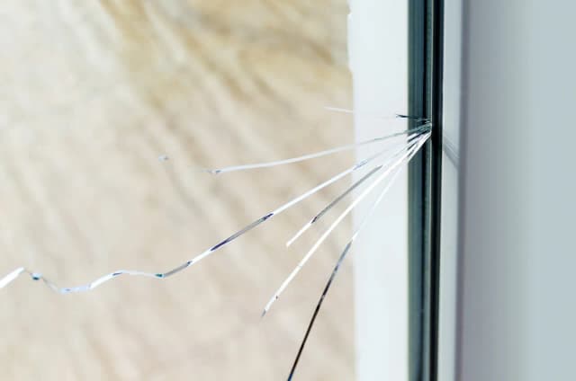 Jak reklamować pękniętą szybę w oknie i uniknąć zbędnych kosztów